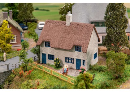 Casa cu acoperis de paie - H0 FALLER 131322